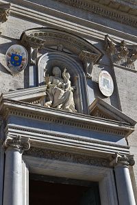 nika so štukovou výzdobou madony s dieťaťom z 18.st. nad vchodom do kostola
