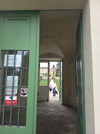 pohľad cez altánok k hodinovej veži