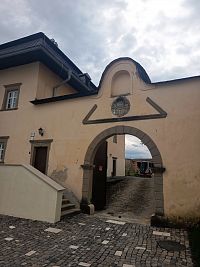 kanonický dom č.17, nad bránou rok 1743