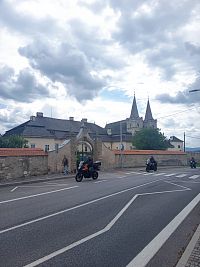 pohľad na veže katedrály od pamätníka