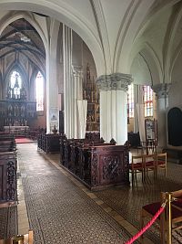 pohľad do katedrály, vpravo ďalší vyrezávaný oltár, do dnešného dňa sa zachovalo 5 drevených oltárov z 15.storočia