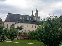 pohľad z Biskupskej záhrady na bislupský palác a katedrálu