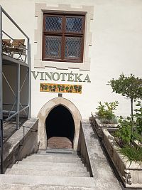 vinotéka v pivničných priestoroch