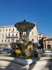 Fontana del Tritoni z rokov 1717-1719 ju postavil architekt Bizzaccheri