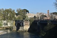 spätný phľad na most Palatino, jednu oblúkovú konštrukciu mosta Ponte Emilio a zvonicu na Námestí úst pravdy