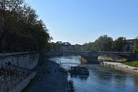 rieka tiber a ľudia na brehu