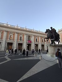 socha a budova Nového paláca (Palazzo Nuovo)