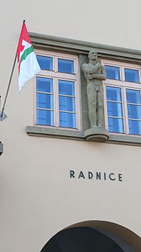 socha medzi dvoma oknami od sochára Ernesta Kubienu