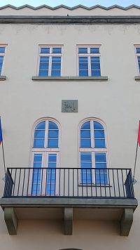 balkón a mestský znak, ktorého podoba je známa z pečate pochádzajúcej z konca 14.storočia