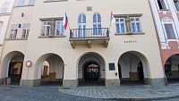 radnica s československou zástavou a mestskou zástavou