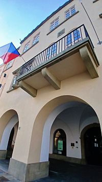 balkón a časť podlúbia pod radnicou