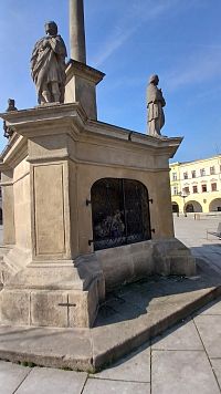 v dolnej časti sú sochy štyroch svätých sv. Jána Nepomuckého, sv. Floriána, sv. Rocha a Jána Sarkandera