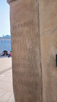 nápis v dolnej časti
