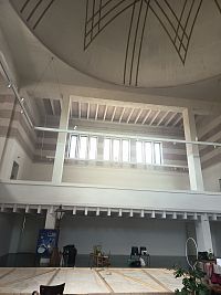 okná zo všetkých strán, tie v čase keď sanagóga slúžila ako aula či kino tam vôbec neboli, boli schované