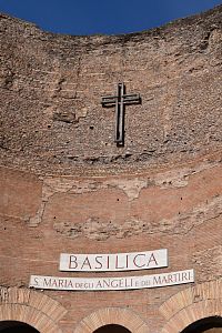 Basilica di Santa Maria degli Angeli e dei Martiri - nápis nad dverami