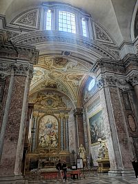 ľavý transept s kaplnkou sv.Bruna z roku 1700