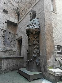 5 metrová socha Galileo Galilei