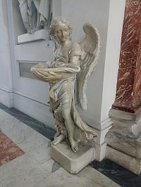 druhý anjel so svätenou vodou