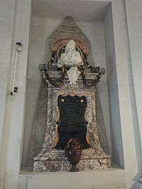 vo výklenku je hrobka talianskeho maliara Carla Maratty, ktorý je autorom kaplnky sv.Bruna