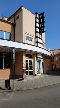 vchod do kina Květen