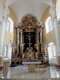pohľad na hlavný oltár
