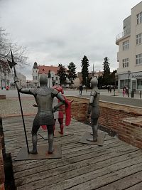 pohľad od stredovekých postavičiek na pamätník osloboditeľov