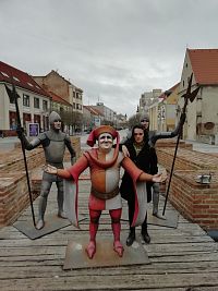 koniec pešej zóny so stredovekými postavičkami