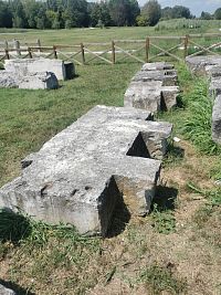 kamene, ktoré v minulosti boli súčasťou mosta