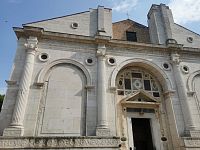 čelná fasáda nebola nikdy dokončená