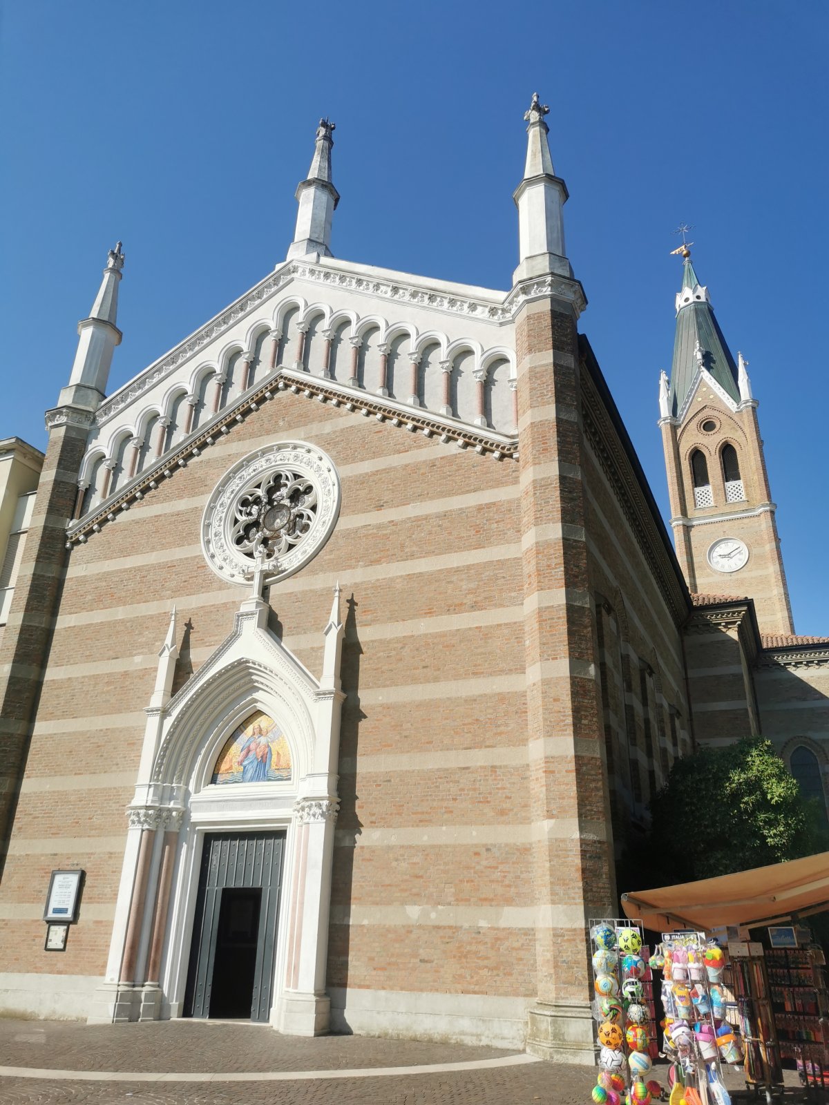 Taliansko - Emilia Romagna - Rimini - kostol Panny Márie, pomocnice kresťanov (Santa Maria Ausiliatrice)