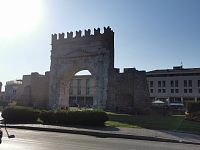 najstarší rímsky víťazný oblúk je vstupom do historického centra mesta