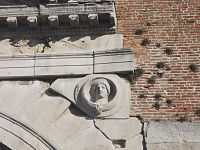 detail - hlava jedného z bohov I