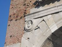 detail - hlava jedného z bohov II