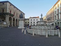 námestie Piazza Cavour s fontánou Della Pigna, sochou Pavla V. a časť radnice  Palazzo Garampi