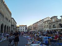 plné námestie Piazza Cavour