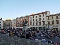 námestie Piazza Cavour v podvečer