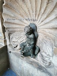 soška chlapca sediacom na delfínovi