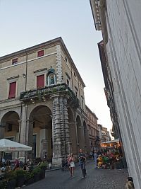 roh budovy radnice