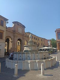 fontána Della Pigna a starý rybí trh Vecchia Pescharia