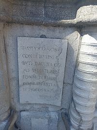 tabuľka z roku 1502 z čias kedy fontánu obdivoval Leonardo da Vinci