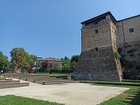 veža a okolie hradu