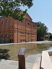 pohľad od hradu na divadloTeatro Amintore Galli