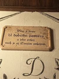 detail fasády rohového domu U dobrého pastiera