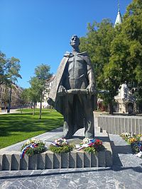 bronzová socha partizána v nadživotnej veľkosti