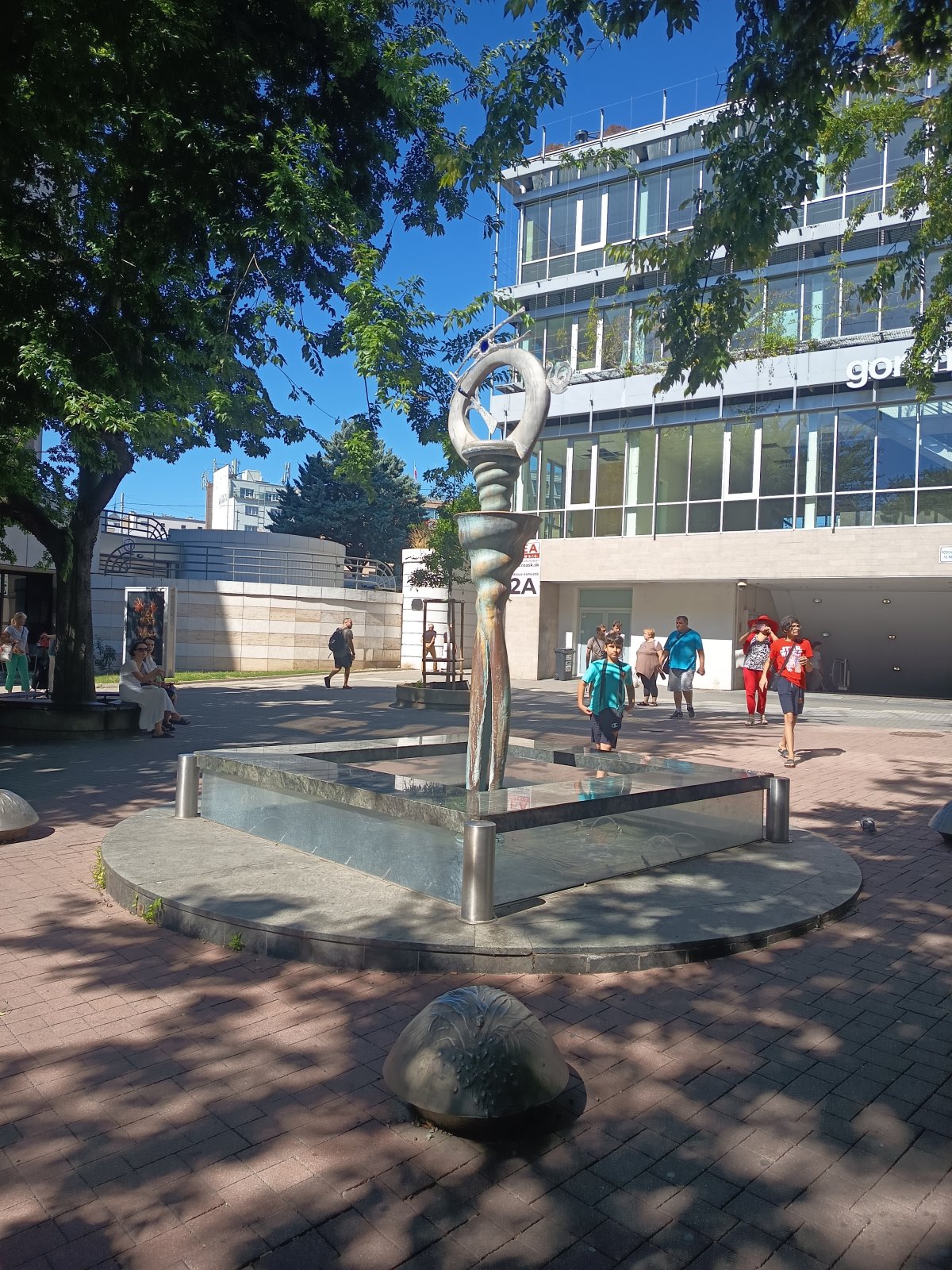 Bratislava - Poštová ulica s dvoma zaujímavými sochami