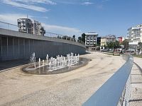 cesta na vyhliadkovú terasu a fontána