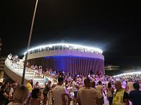 večer sa schodisko vedúce na vyhliadkovú terasu mení na miesta na sedenie