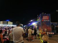 večer sa ľudia na námestí zabávajú