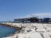 cestou k žltému majáku prechádzame okolo reštaurácie Rockisland Molo di Levante