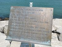 tabuľka pripomínajúca tragické udalosti na jeseň 1943 a odsun talianskych obyvateľov z Istrie a okolia v roku 1947 po podpísaní parížskych mierových zmlúv